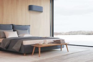 Úsporná nástěnná klimatizace Toshiba v moderním obývacím pokoji s výhledem na terasu.