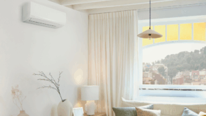 Klimatizace Daikin Sensira v moderním světlém interiéru – instalace od M-klima