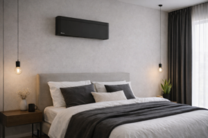 Černá nástěnná klimatizace Daikin v moderní ložnici nad postelí.