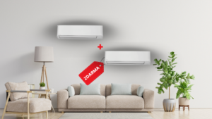 Akce Toshiba RAS Multi Split – dvě nástěnné klimatizace nad pohovkou v moderním interiéru, jedna vnitřní jednotka zdarma.