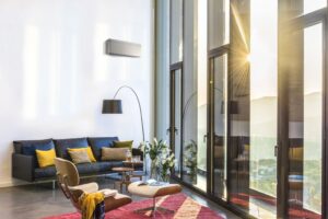 Designová klimatizace Daikin Stylish stříbrná v moderním interiéru obývacího pokoje